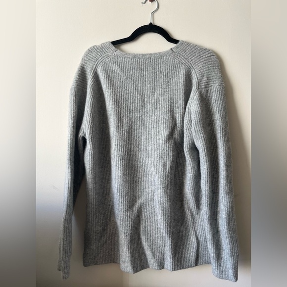 Uniqlo Knitted Gray V-neck Pullover Sweater - Picture 2 of 6